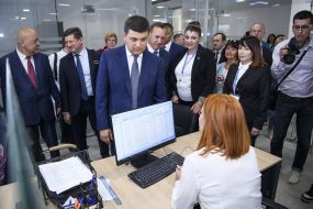Volodymyr Groysman visited the center for providing administrative services