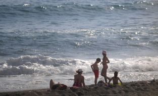 People rest on the beach in Alanya (Turkey)