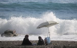 Women rest on the beach in Alanya (Turkey)