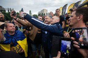 Петро Порошенко фотографується з учасниками змагань