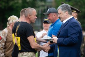 Петро Порошенко вручає нагороди