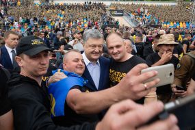 Петро Порошенко фотографується з учасниками змагань