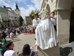 Sculpture of a lion in embroidery