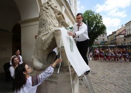 Sculpture of a lion in embroidery