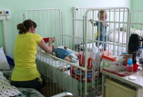 Мама годує малюка в одній з палат