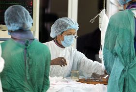 Лікарі проводять операцію