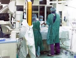 Лікарі проводять операцію