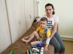 Сніжана Плеснявцева з сином Єгором в палаті