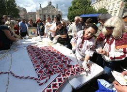 Cake in the form of embroidery
