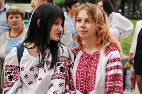 Дівчата у вишиванках