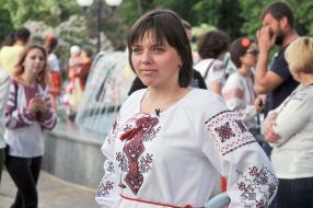 Дівчина в вишиванці