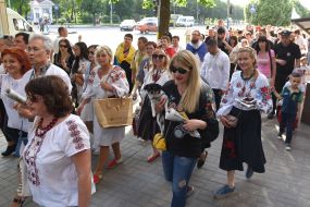 Participants of the parade of embroidered shirts