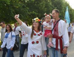 Participants of the parade of embroidered shirts