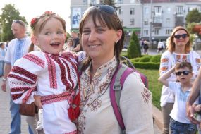 Participants of the parade of embroidered shirts