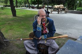 Мужчина в костюме запорожского казака