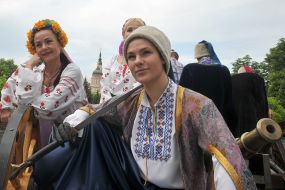 Девушки в национальных украинских костюмах