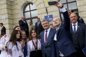 Петро Порошенко фотографується з молоддю