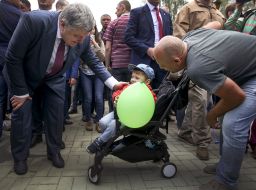 Petro Poroshenko talks to the boy
