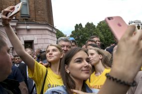 Petro Poroshenko doing a sedly with a young man
