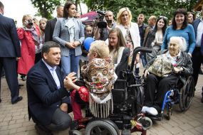 Vladimir Groisman communicates with women