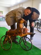 Відвідувачі розглядають експонат музею