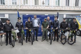 Vitali Klitschko hands the bike to the patrolman