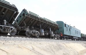 Поезд на железнодорожном пути