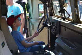 Мальчик в бронетранспортере