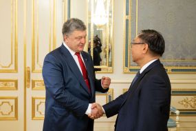 Petro Poroshenko and Shigeki Sumi