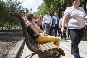 Посетители обновленного парка на лавке