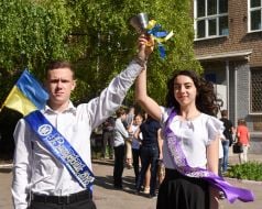 Випускники під час Останнього дзвоника