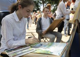 Девушка рисует