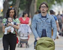 Люди гуляют в парке