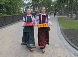 Девушки в украинских национальных костюмах