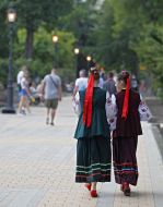 Девушки в украинских национальных костюмах