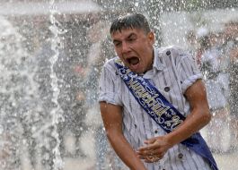 Випускник купається у фонтані