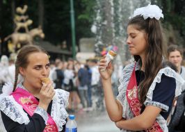 Випускниці їдять морозиво