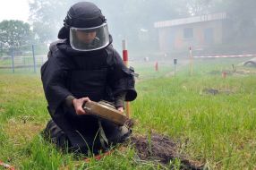 The sapper removes the antitank mine