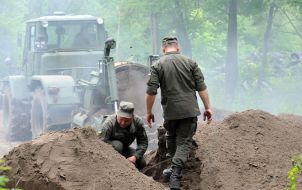 Sappers build fortifications