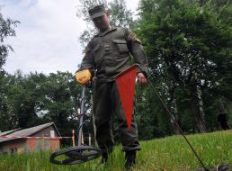 The sapper searches for mine detector mines
