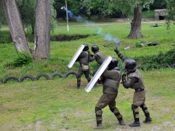 Soldiers of the National Guard throwing grenades