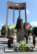 Laying flowers at the monument to Stepan Bandera