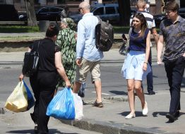 Женщина несет пакеты с продуктами