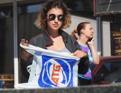 Женщина держит полиэтиленовый пакет