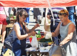 Продавец передает покупателю товар в полиэтиленовом пакете