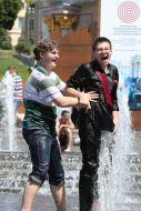 Выпускники купаются в фонтане