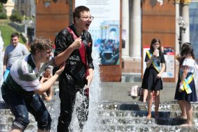 Выпускники купаются в фонтане