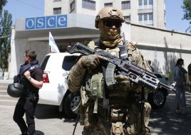 Военнослужащий с автоматом