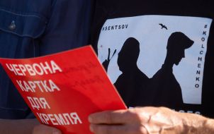 Poster depicting the silhouettes of Oleg Sentsov and Alexander Kolchenko