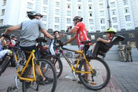 Митинг велосипедистов возле здания Кабмина